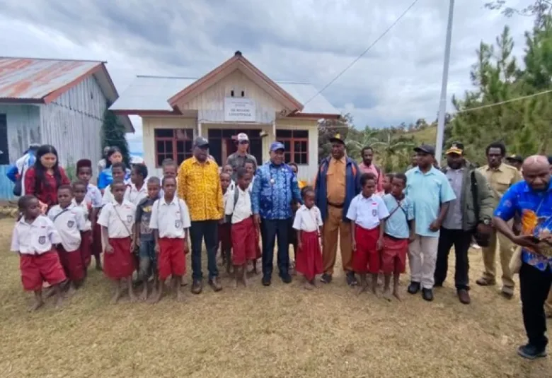 The Deputy Regent of Jayawijaya Visits the Papua Smart School, Paud, SD and SMP logotpaga