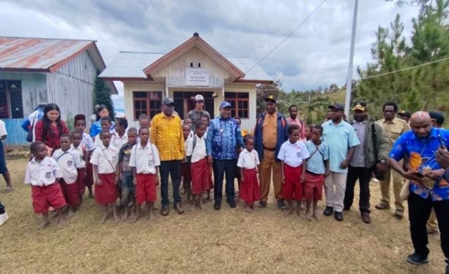 The Deputy Regent of Jayawijaya Visits the Papua Smart School, Paud, SD and SMP logotpaga